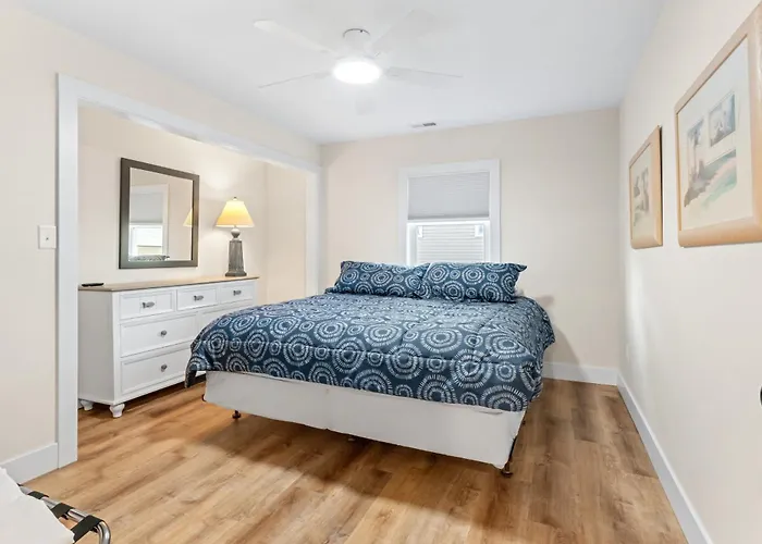 Charming Bayside W Deck 74th Street Ocean Holiday home *